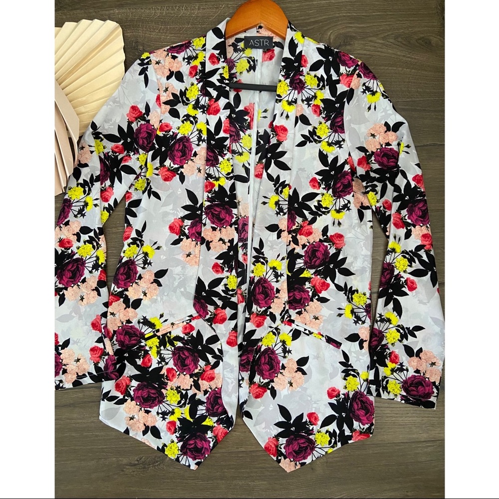 ASTR | Lightweight Drape Front Floral Jacket/Blazer